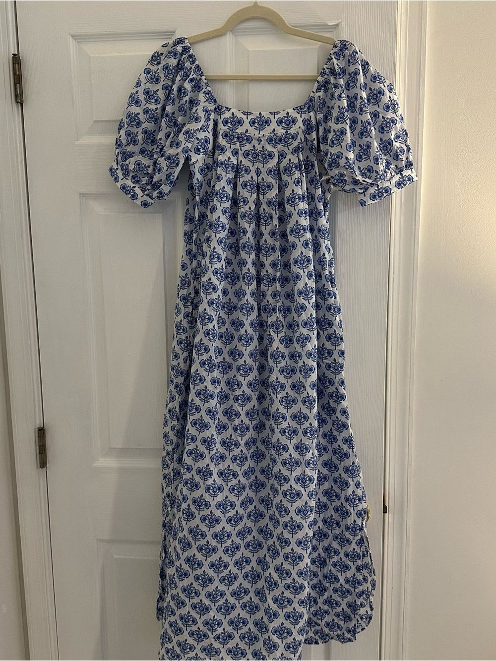 J. McLaughlin Larissa White & Blue Floral Maxi Dress Women’s Small EUC